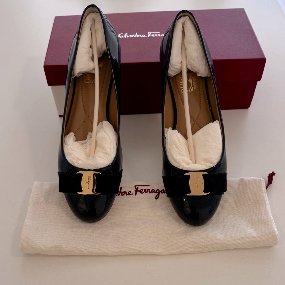 Navy blue patent leather Ferragamo Varina flats size 9.5